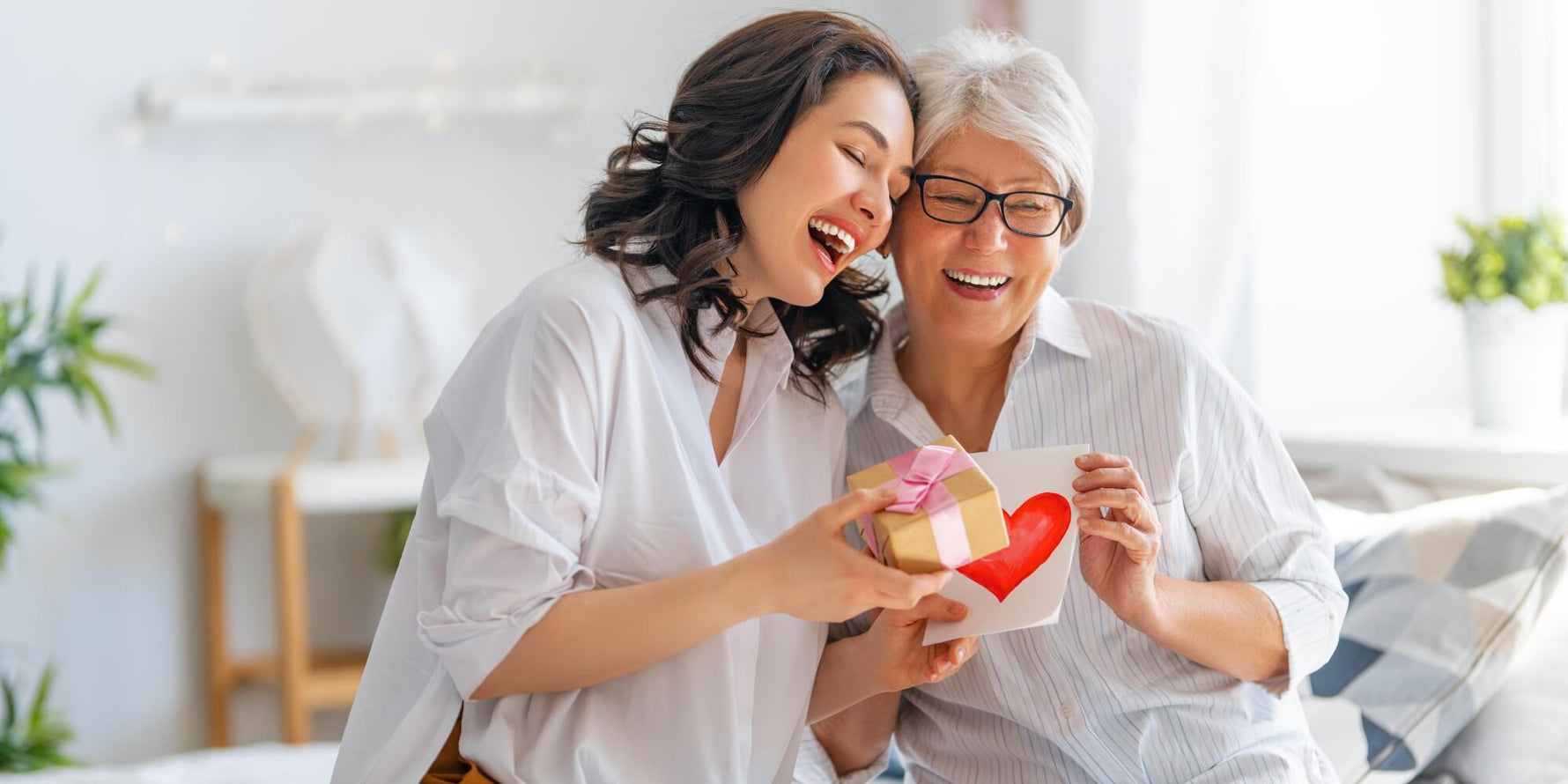 gold photo lockets for Mother’s Day gifts