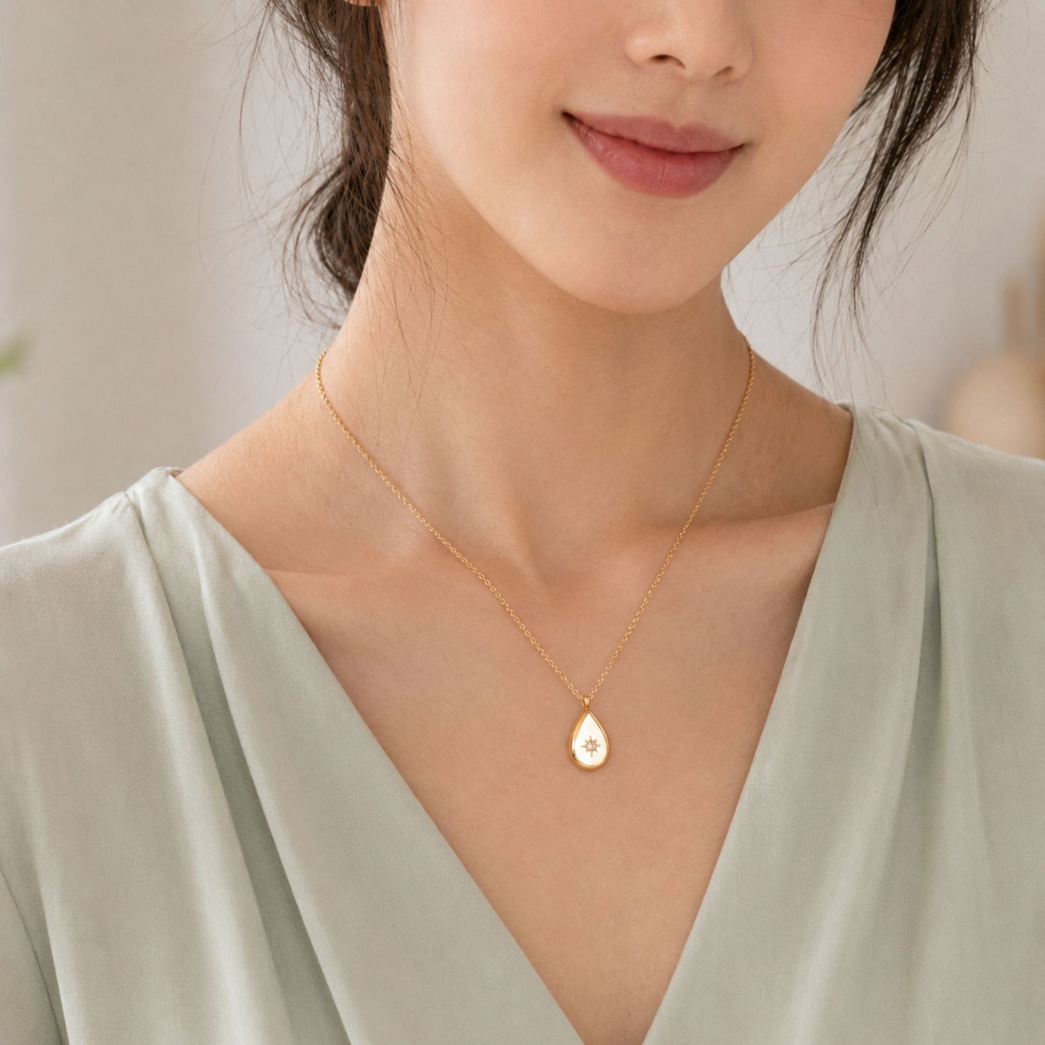 Gold Teardrop Pendant Necklace