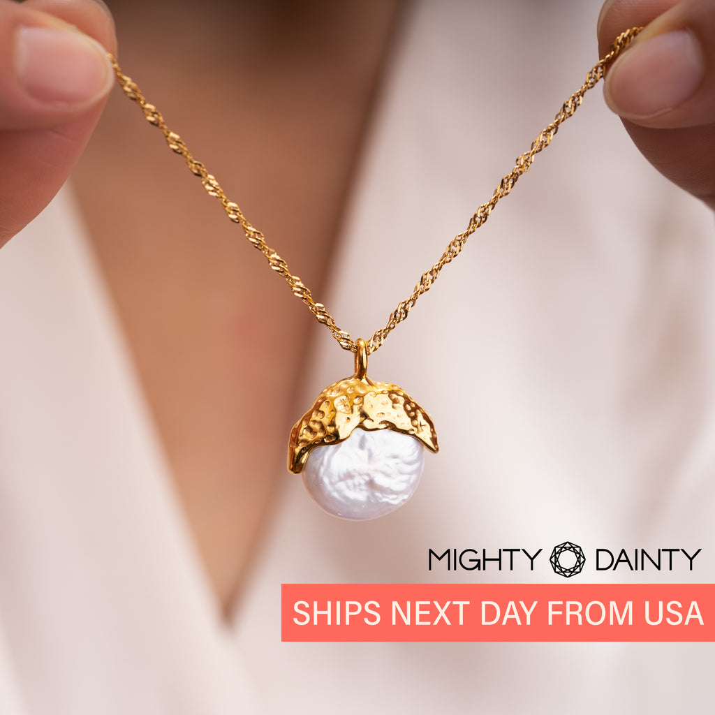 Natural white and gold round pearl necklace with gold shell