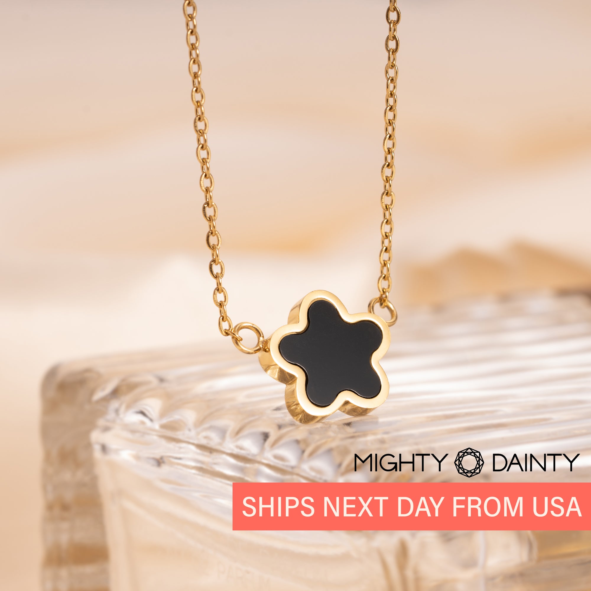 Black and white flower necklace 2025